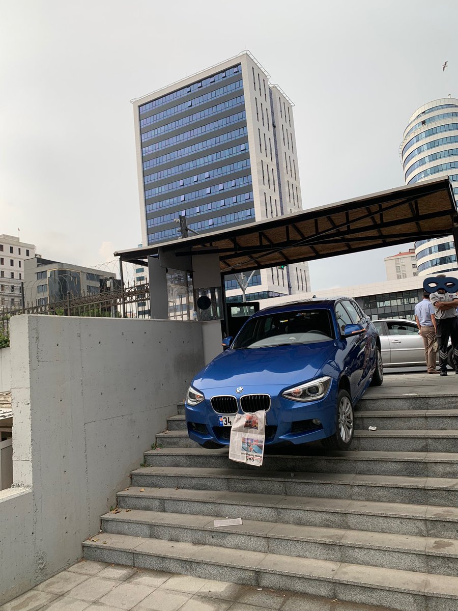 -kemer, bozuk para, metaller x-ray cihazına lütfen
-abi araba?
-araba kalabilir 🥲