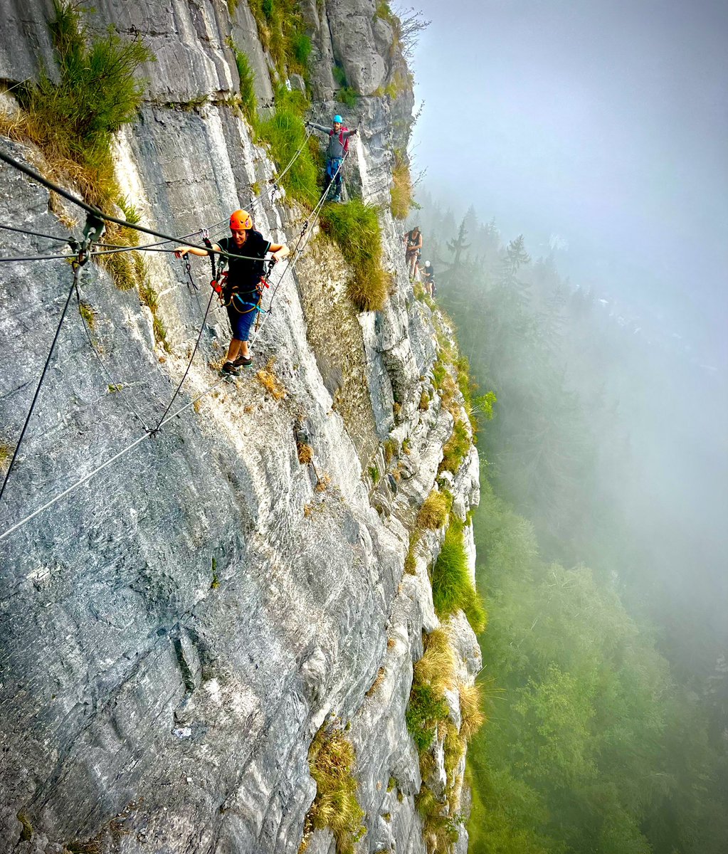 Atrochando_com's tweet photo. En ocasiones caminar sobre las nubes, nos hace sentir más cerca de nosotros mismos de lo que nunca hemos sentido 
Ferrata de Curalla, Chamonix 
#aventura #montaña #ferratas https://t.co/h0DNdp6JZb