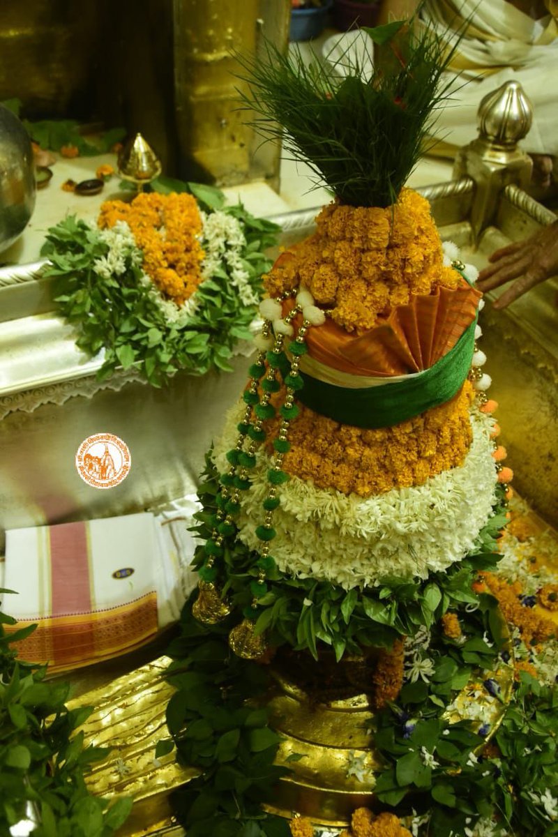 ShriVishwanath's tweet photo. परम पावन माह सावन में आज दिनांक 15-08-2022 को श्री काशी विश्वनाथ मंदिर में मंगला आरती के दर्शन।
#Baba #MangalaAarti #Darshan #Vishwnath #Sawan2022 #KashiVishwnath #VishwnathDham #Shiva #Mahadev #Blessings #Makeover #Kashi #Varanasi https://t.co/nKVp33XhkD