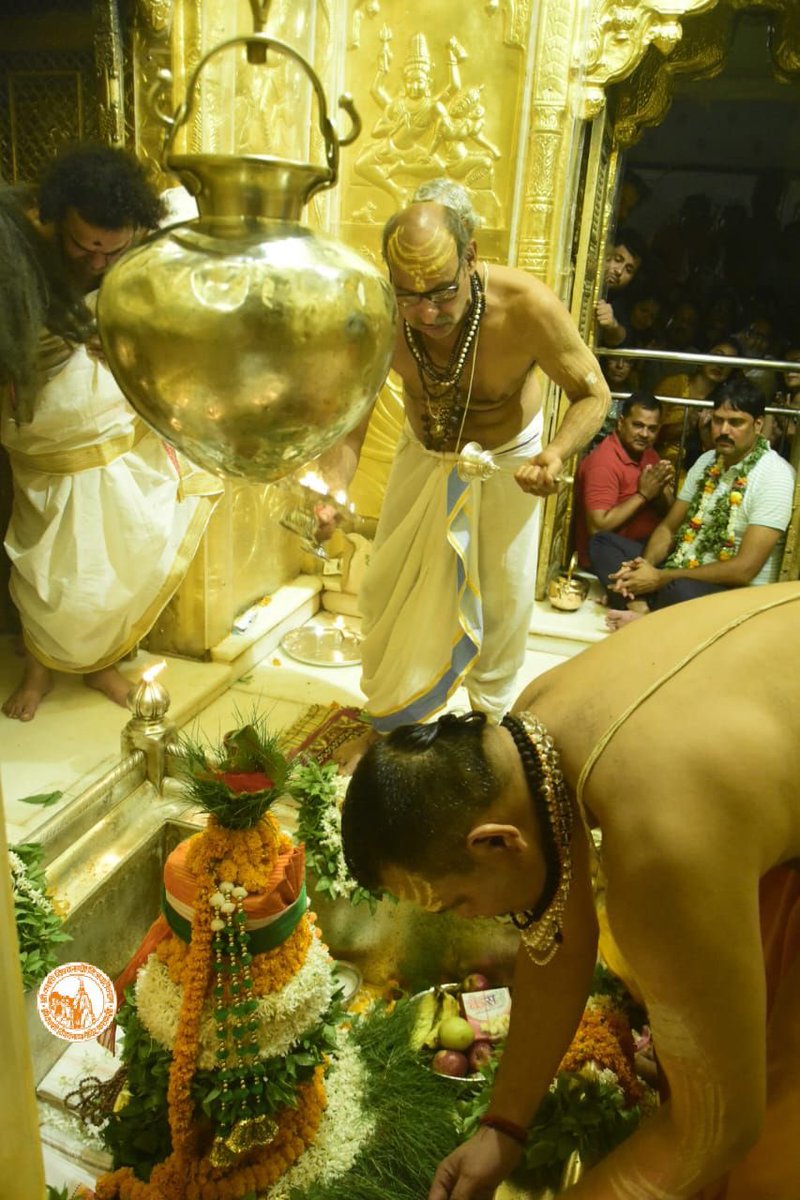 ShriVishwanath's tweet photo. परम पावन माह सावन में आज दिनांक 15-08-2022 को श्री काशी विश्वनाथ मंदिर में मंगला आरती के दर्शन।
#Baba #MangalaAarti #Darshan #Vishwnath #Sawan2022 #KashiVishwnath #VishwnathDham #Shiva #Mahadev #Blessings #Makeover #Kashi #Varanasi https://t.co/nKVp33XhkD