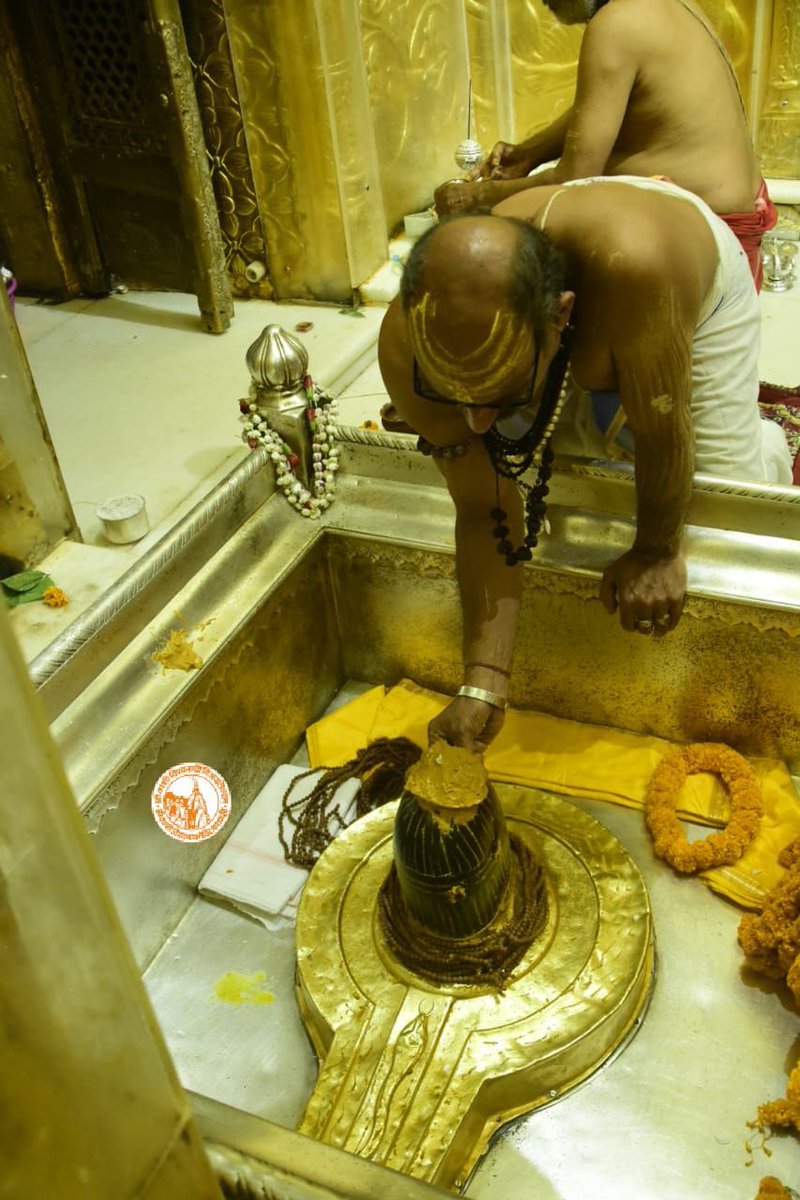 ShriVishwanath's tweet photo. परम पावन माह सावन में आज दिनांक 15-08-2022 को श्री काशी विश्वनाथ मंदिर में मंगला आरती के दर्शन।
#Baba #MangalaAarti #Darshan #Vishwnath #Sawan2022 #KashiVishwnath #VishwnathDham #Shiva #Mahadev #Blessings #Makeover #Kashi #Varanasi https://t.co/nKVp33XhkD
