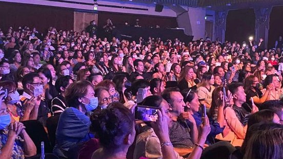 intothedb's tweet photo. aside from #donbelle, bubblies all over the world deserves to be praised too! from NYC, to SFO and to LA! walang katapusang TPs &amp; puyat for team bahay and the efforts of team live! It was all worth it, all for donny and belle! WE WERE AMAZING TOO! proud of us all. FANDOM HUG! 🤗 https://t.co/XkSRXoiR7h