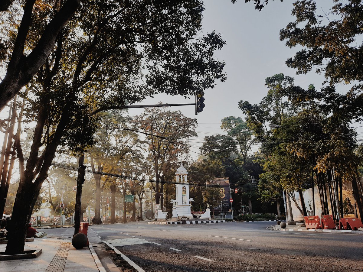 Pengen punya rumah ke 2 klasik di bandung , main motor dan mobil klasik . Buat family time sambil rebahan " .