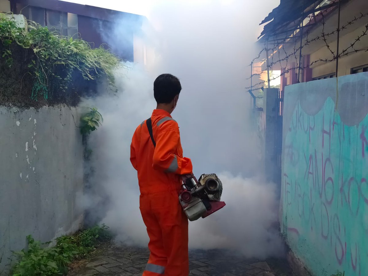 mustadhafin's tweet photo. Tangsel. 13/08/22. Kembali Dana Mustadhafin melakukan khidmatnya melalui layanan Fogging Gratis di Rt 03/02, Kp. Poncol, Cireundeu. Dimana sudah ada 1 korban DBD diwilayah tsb.
Untuk mengatasi penyebaran DBD warga meminta layanan fogging.
#fogginggratis #peduliDBD #khidmat https://t.co/l0YV7wf3eR