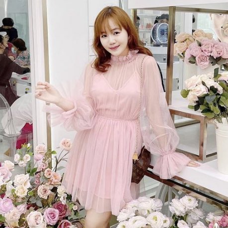GailBlog's tweet photo. บอกต่อชุดสวยไปคาเฟ่ก็ดี ออกงานก็ได้✨ ลองดูเดรสแบรนด์ไทย Pirunya ตัวนี้เป็น mini dress ซีทรู เค้าเก็บรายละเอียดดีเลย มี 2 ชิ้นนะ เดรสข้างในกับผ้าซีทรูบางๆด้านนอก ใส่สบาย ไม่คันหรือบาดผิว นางมีระบายท��่คอและข้อมือ ใครใส่นี่เพิ่มความน่ารัก 1000% 

📍พิกัด : https://t.co/4M4TRxA9Vq https://t.co/ZiY3wqs4JV