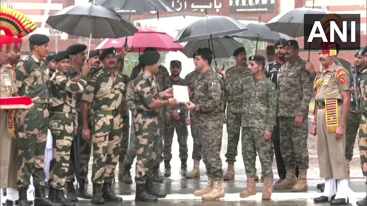ANI's tweet photo. Punjab | Border Security Force and Pakistan Rangers exchange sweets at the Attari-Wagah border on #IndependenceDay https://t.co/qbwQndwf87