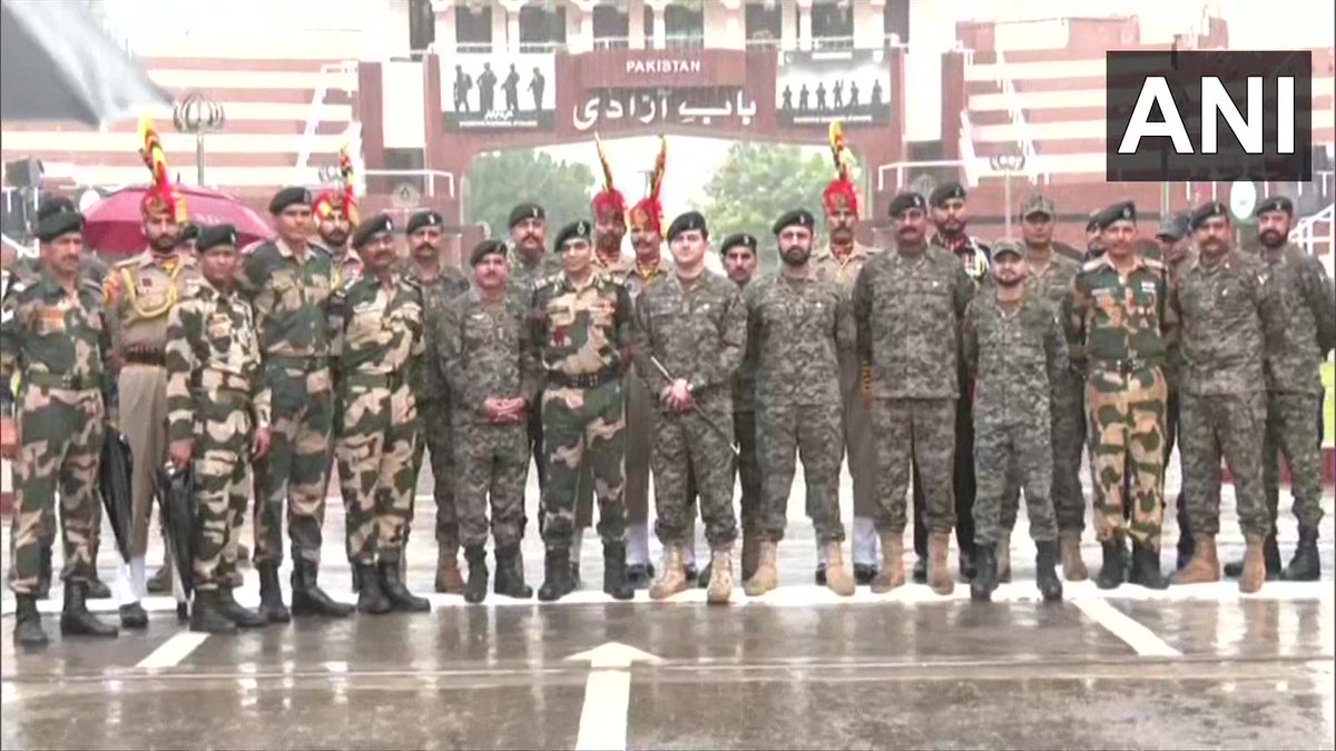 ANI's tweet photo. Punjab | Border Security Force and Pakistan Rangers exchange sweets at the Attari-Wagah border on #IndependenceDay https://t.co/qbwQndwf87