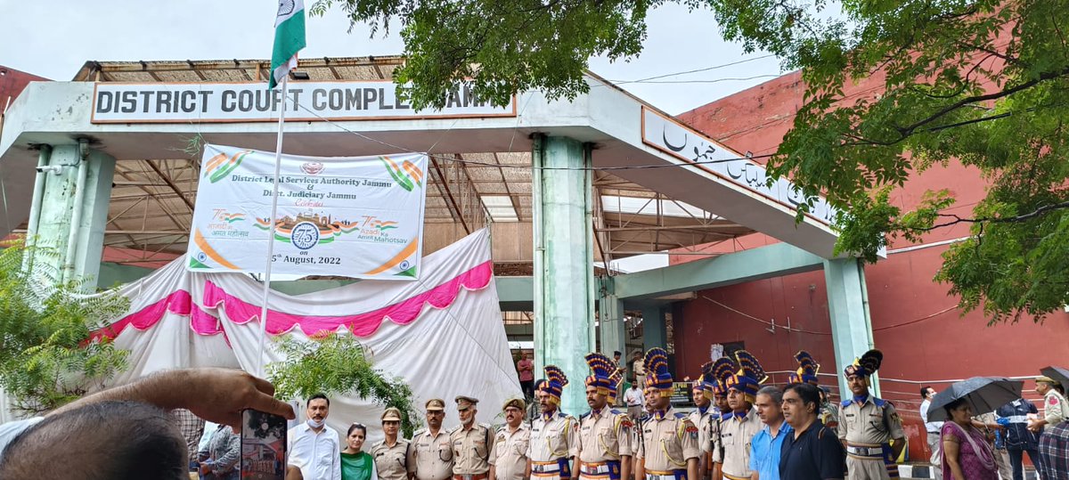 jammusector's tweet photo. #IndependenceDay2022 Celebrations at High Court Jammu #Guard of honour  during hoisting #Tiranga by #166Bn CRPF.
#AzadiKaAmritMahotsav #HarGharTiranga #TirangaMeraAbhiman https://t.co/Q3gtwoSaTV