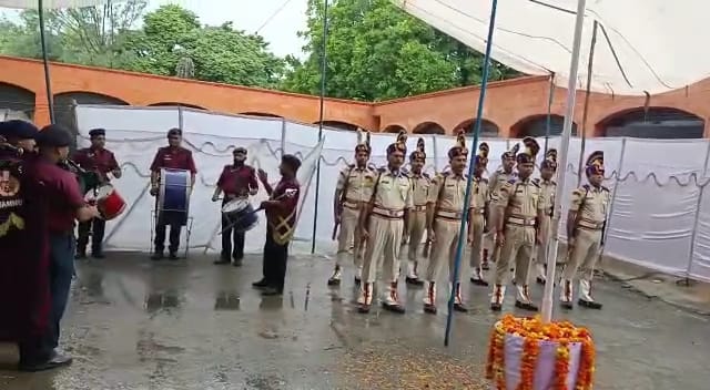 jammusector's tweet photo. #IndependenceDay2022 Celebrations at High Court Jammu #Guard of honour  during hoisting #Tiranga by #166Bn CRPF.
#AzadiKaAmritMahotsav #HarGharTiranga #TirangaMeraAbhiman https://t.co/Q3gtwoSaTV
