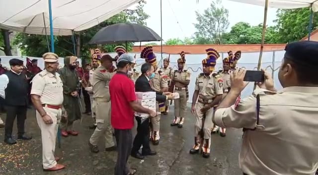 jammusector's tweet photo. #IndependenceDay2022 Celebrations at High Court Jammu #Guard of honour  during hoisting #Tiranga by #166Bn CRPF.
#AzadiKaAmritMahotsav #HarGharTiranga #TirangaMeraAbhiman https://t.co/Q3gtwoSaTV