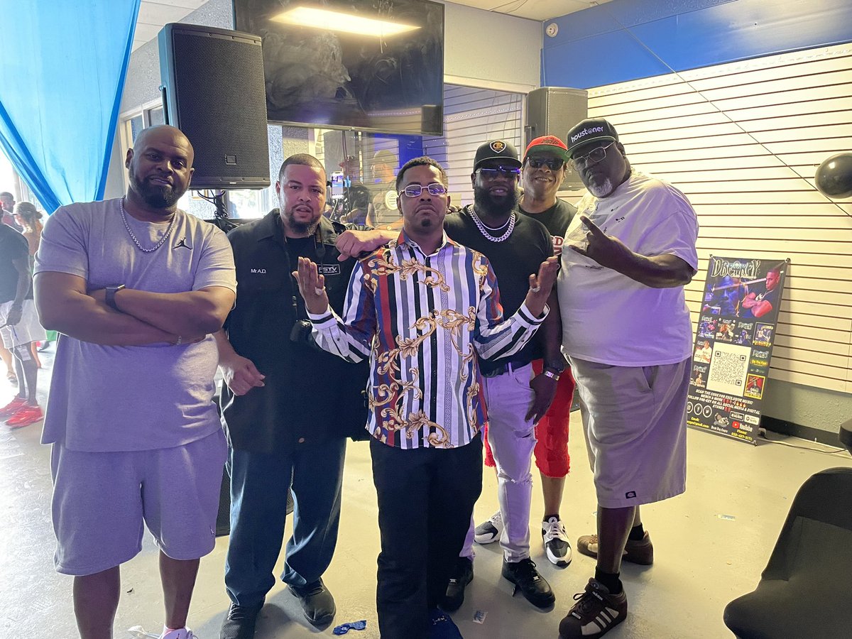 ADProblemSolver's tweet photo. With the H-Legends Demo Sherman(#June27th), #Yungstar, &amp; THE #5thWardBoyz🤘🏽🇨🇱 #Already #KingdomBiz #ScrewedUpClick #RapAlot #AmazingGrace #RecognizeTheMob #WalkByFaithGang👑 #RT @ProblemSolverTV @007IAM5THWARD @5thwardboyErock @SameTeamHouston https://t.co/FSLzvgoMAw
