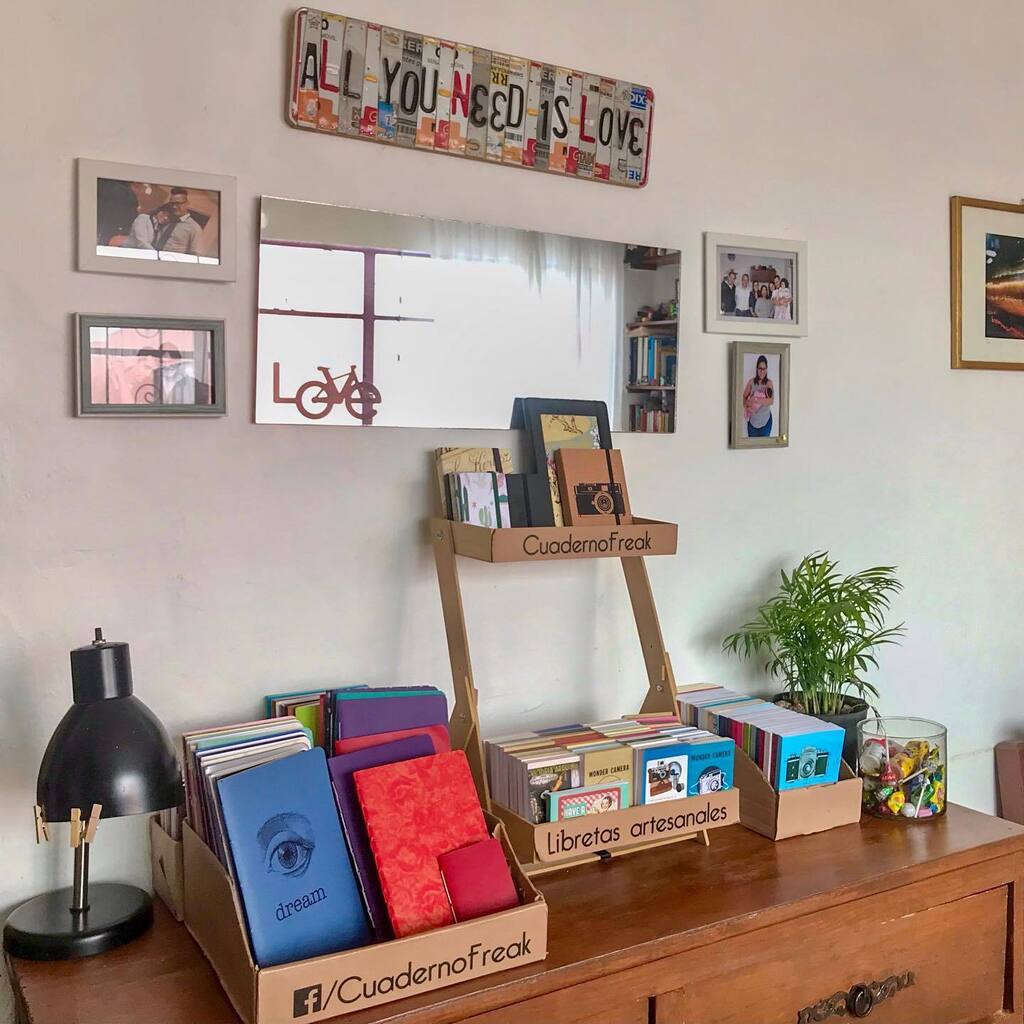 CuadernoFreak's tweet photo. Hice cosas bien qué preciosas y si desean pasar al taller podemos vernos toda esta semana después de las 8pm #godin. #encuadernaciónartesanal #hechoconamor💜 https://t.co/UzVFMDHIe8 https://t.co/woAL1zRpyh