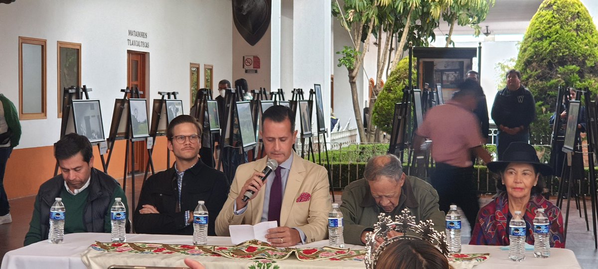 SoniaCristinaLV's tweet photo. @rafaelcue es el pregonero de la #CorridadelasLuces, en presidium los ganaderos de #RanchoSeco.
#Huamantla #LaNochequenadieduerme. https://t.co/MbTnfvwegR