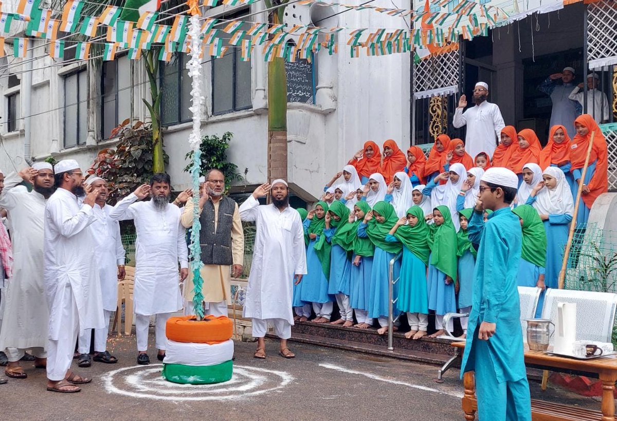 IdreesKhanDM's tweet photo. On Account of Our India's Independence Day, Nizamabad #AIMIM Elected Representatives Hoisted National Flag at Safia Niswan ( Girls Madarsa ).

@aimim_national @asadowaisi https://t.co/lbubHw4OcD