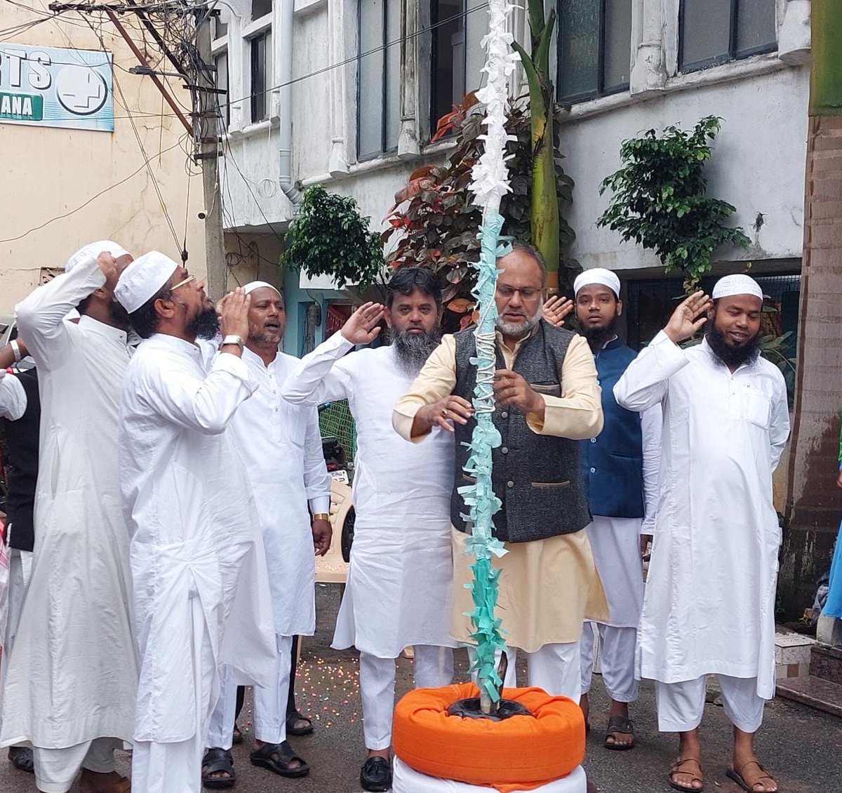 IdreesKhanDM's tweet photo. On Account of Our India's Independence Day, Nizamabad #AIMIM Elected Representatives Hoisted National Flag at Safia Niswan ( Girls Madarsa ).

@aimim_national @asadowaisi https://t.co/lbubHw4OcD