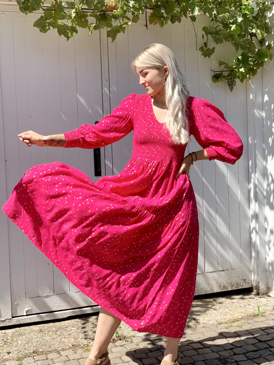 We’re all about bright and beautiful colours this Monday and Emily looks stunning in this new magenta number! Perfect for now and into next season. 💕🌸🌺

Shop Emily's stunning dress here: ow.ly/YSLg50Khxye