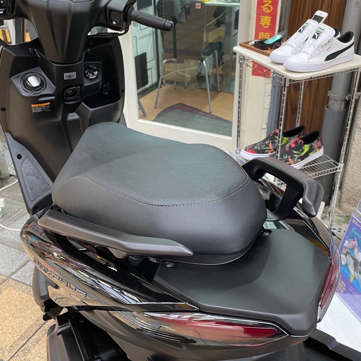 coating_factory's tweet photo. YAMAHA SYGNUS GRYPHUS
#ガラスコーティング
グリファスなのにグリフィスと言われがちな原付二種です
店頭で半日作業、汗だく💦
光沢と防汚と白化軽減
業務用コート剤を複数種類使ってます
#ヤマハ #シグナス #バイク #原付
#大阪 #高槻 #茨木 #枚方 #京都 #sygnus
高槻駅・高槻市駅徒歩5分
- https://t.co/DvJtTtNbGY