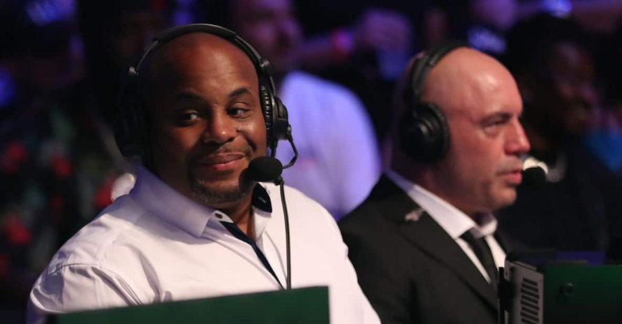 battle_mma's tweet photo. ‘Drunk’ Cormier calls out Till for accusing him of biased commentary

#mma #ufc #mixedmartialarts #ufc225 #matthewtill #danielcormier #matthewtillisafraud #cormier #matthewtilldoesntbelieveincormier #ufc #cormierismyhero https://t.co/vKQjriliuA