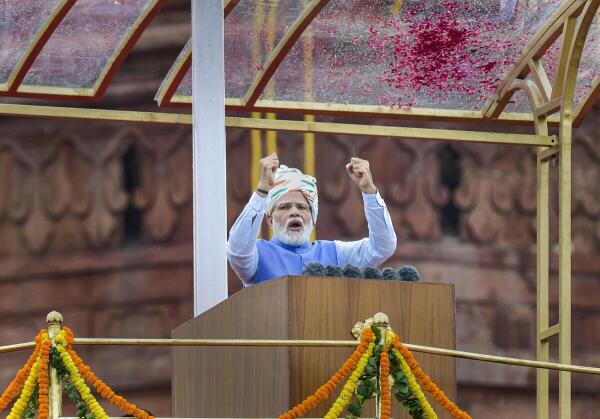 the_hindu's tweet photo. #IndiaAt75 | Prime Minister #NarendraModi addressed the nation from the ramparts of the #RedFort on the occasion of the 76th #IndependenceDay.
📸: PTI https://t.co/4MTJOKDSPj
