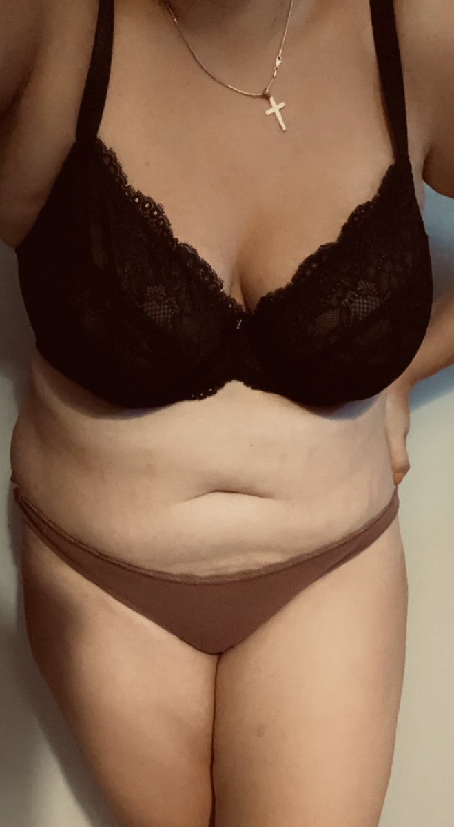 MissSub89's tweet photo. It is very much a non matching, comfy kind of Monday morning. Have a lovely day beautiful people 🖤 https://t.co/xWYHcNsDa0