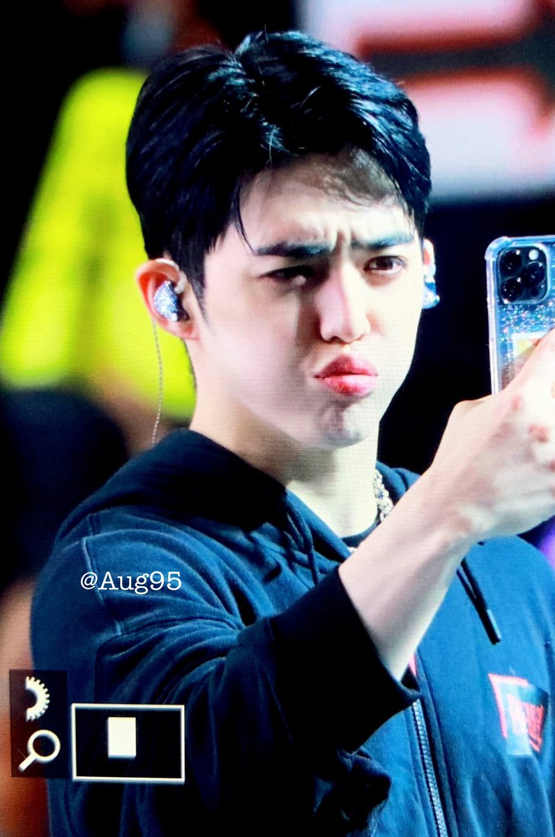 sounds_of_cheol's tweet photo. cheol took a selca with a carat's phone again 🥹🖤 https://t.co/SOmhdpC7oK