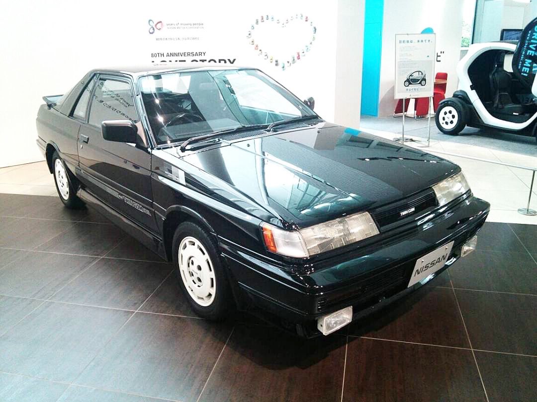 34ks_46vr_jp's tweet photo. NISSAN SUNNY RZ-1 TWINCAM NISMO(1989)

今ではまず見ることのないRZ-1。
ツインカムですよ、ツインカム😅

この当時はセダン、ハッチバック、クーペ、ワゴンというバリエーション展開は当たり前でしたね。

#日産 #サニー #RZ1 #サニーRZ1 #KEB12 #B12サニー #NISMO #日産グローバル本社ギャラリー https://t.co/2M1VVBlHPL