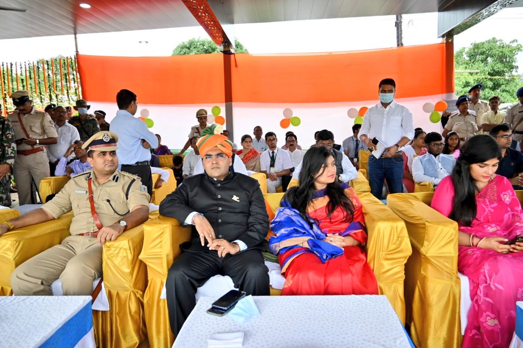 पुलिस केंद्र बोकारो मैदान में सूबे के माननीय स्कूली शिक्षा एवं साक्षरता मंत्री श्री जगरनाथ महतो ने ध्वजारोहण किया और तिरंगे को सलामी दी। 

स्वतंत्रता दिवस की राज्यवासियों को दी शुभकामनाएं.. 
<a href="/JharkhandCMO/">Office of Chief Minister, Jharkhand</a> 
<a href="/MinOfCultureGoI/">Ministry of Culture</a>
<a href="/prdjharkhand/">IPRD Jharkhand</a> 
<a href="/RanchiPIB/">PIB in Jharkhand 🇮🇳</a> 
@Jagarnathji_mla 
<a href="/DDNewslive/">DD News</a>