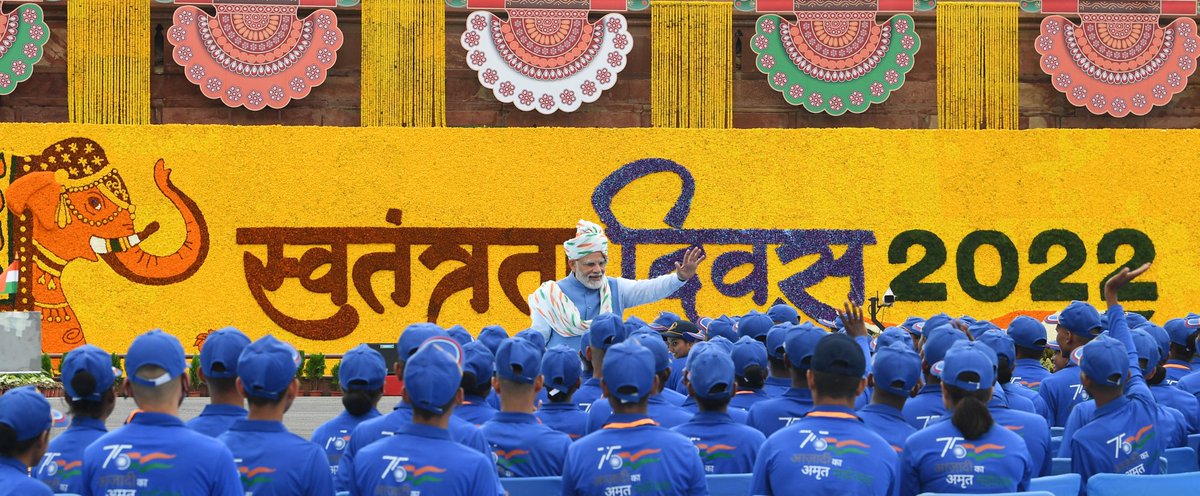 timesofindia's tweet photo. Glimpses from a memorable Independence Day programme at the Red Fort  

#IndiaAt75

Credit: PM @narendramodi  

#AmritMahotsav #IndependenceDay2022 
#HarGharTiranga #Iday2022 https://t.co/UScJS1M4jb