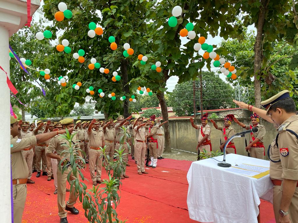 BastiCyber's tweet photo. स्वतंत्रता दिवस 15 अगस्त 2022 आजादी की 75वीं वर्षगांठ “आजादी का अमृत महोत्सव”  के अवसर पर परिक्षेत्रीय साइबर क्राइम थाना  बस्ती पर श्रीमान् पुलिस उप महानिरीक्षक बस्ती परिक्षेत्र बस्ती द्वारा ध्वजारोहण किया गया । https://t.co/eMzgXSswZ2