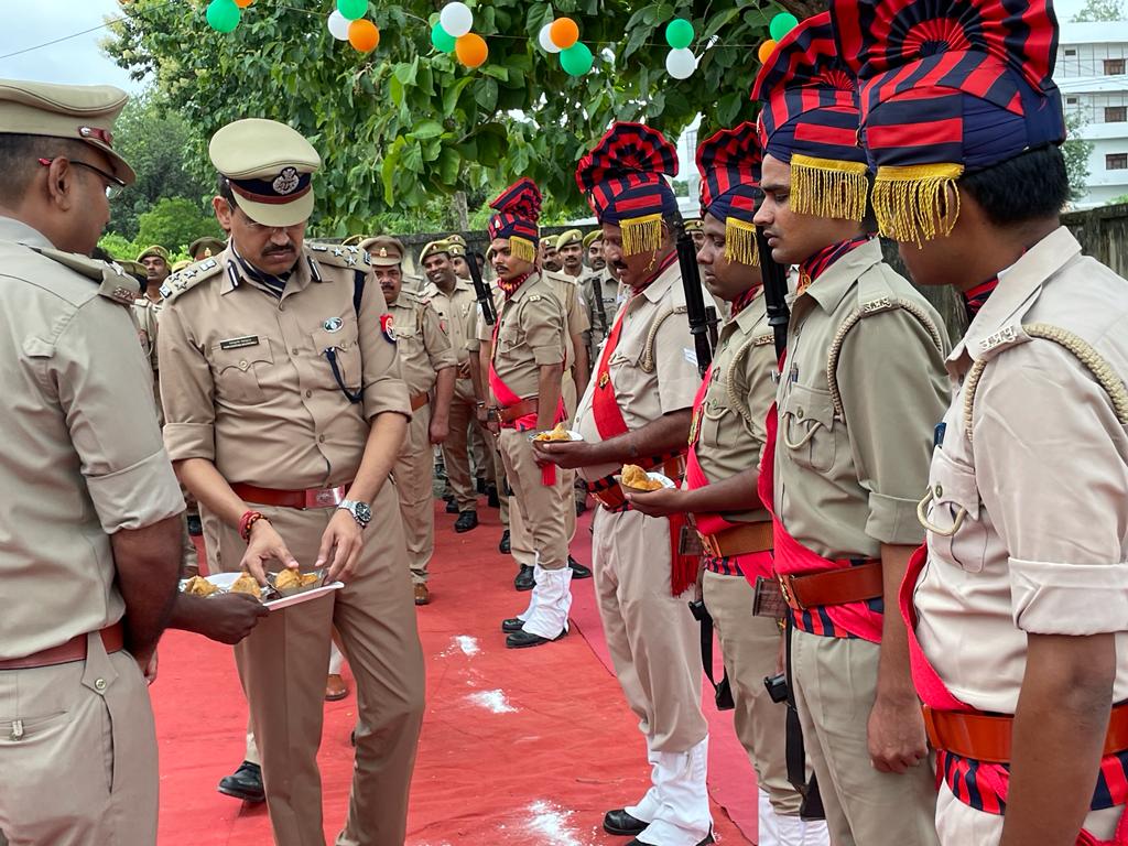 BastiCyber's tweet photo. स्वतंत्रता दिवस 15 अगस्त 2022 आजादी की 75वीं वर्षगांठ “आजादी का अमृत महोत्सव”  के अवसर पर परिक्षेत्रीय साइबर क्राइम थाना  बस्ती पर श्रीमान् पुलिस उप महानिरीक्षक बस्ती परिक्षेत्र बस्ती द्वारा ध्वजारोहण किया गया । https://t.co/eMzgXSswZ2