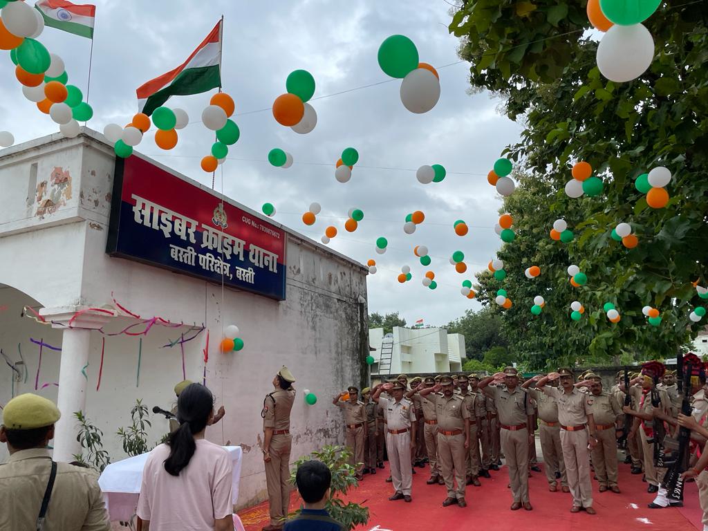 BastiCyber's tweet photo. स्वतंत्रता दिवस 15 अगस्त 2022 आजादी की 75वीं वर्षगांठ “आजादी का अमृत महोत्सव”  के अवसर पर परिक्षेत्रीय साइबर क्राइम थाना  बस्ती पर श्रीमान् पुलिस उप महानिरीक्षक बस्ती परिक्षेत्र बस्ती द्वारा ध्वजारोहण किया गया । https://t.co/eMzgXSswZ2