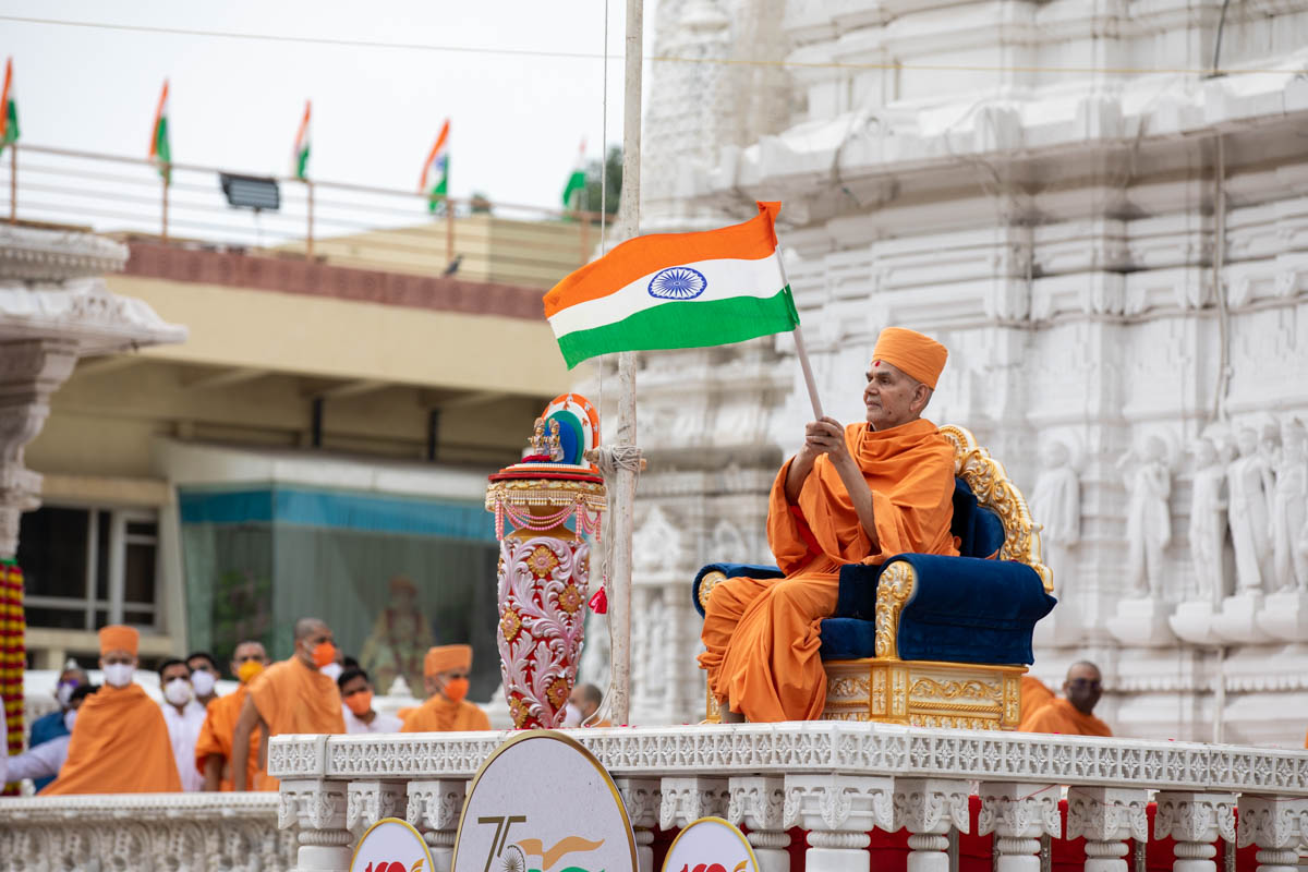 BAPS's tweet photo. News: Mahant Swami Maharaj Celebrates India's Azadi ka Amrit Mahotsav, Ahmedabad, India https://t.co/hmSL5ehGJm https://t.co/Hc1ovM6B0x