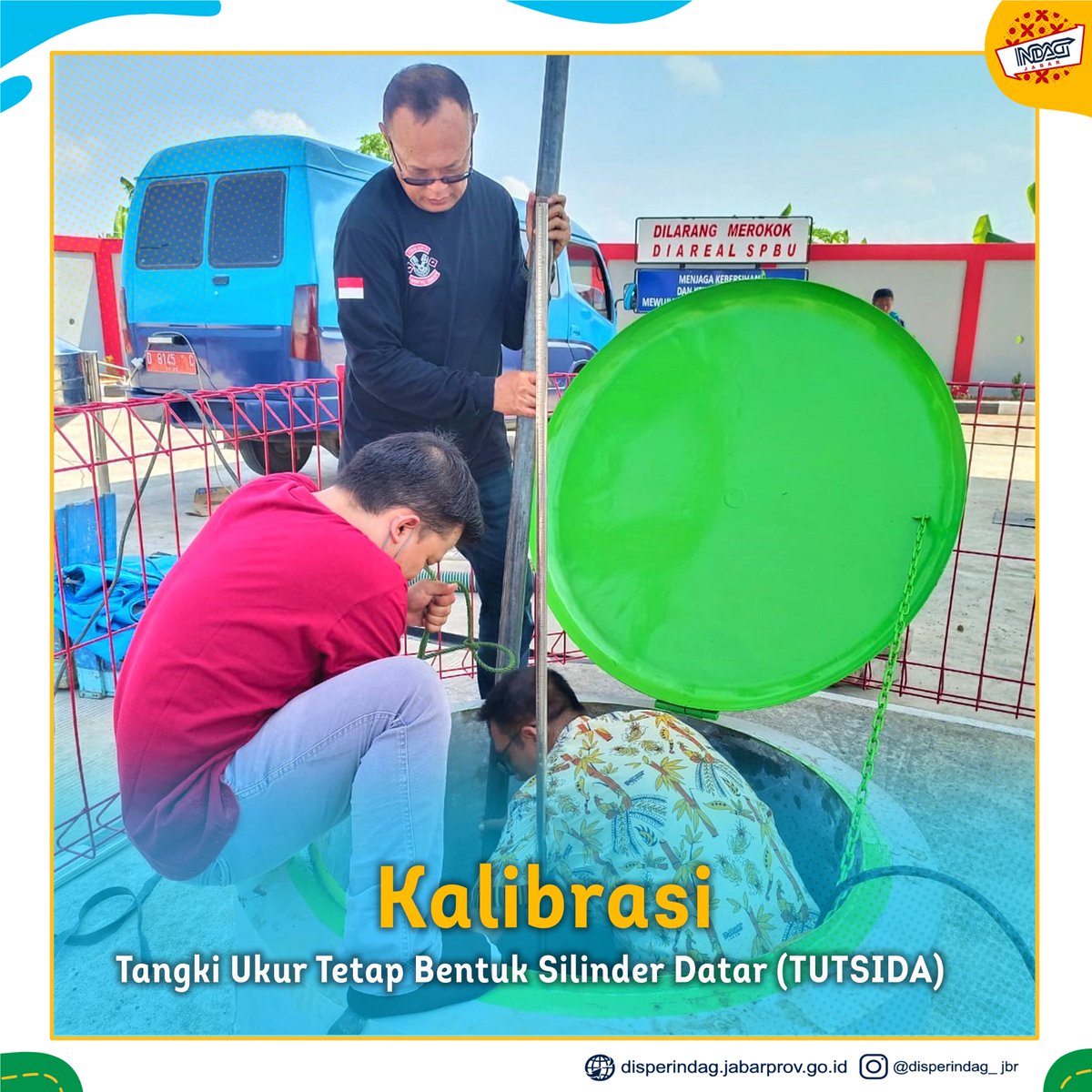 indagjabar's tweet photo. TUTSIDA? APAAN TUH?
Walau panas menyerang, Tim UPTD BPSMB Air Minum Dalam Kemasan Cirebon melaksanakan kalibrasi Tangki Ukur Silinder Datar (TUTSIDA) untuk BBM milik SPBU di wilayah Kabupaten Indramayu.
Semangat terus ya dulur-dulur #mindag 💪🏻
#jawabarat #disperindagjabar https://t.co/TeXLqbq43K