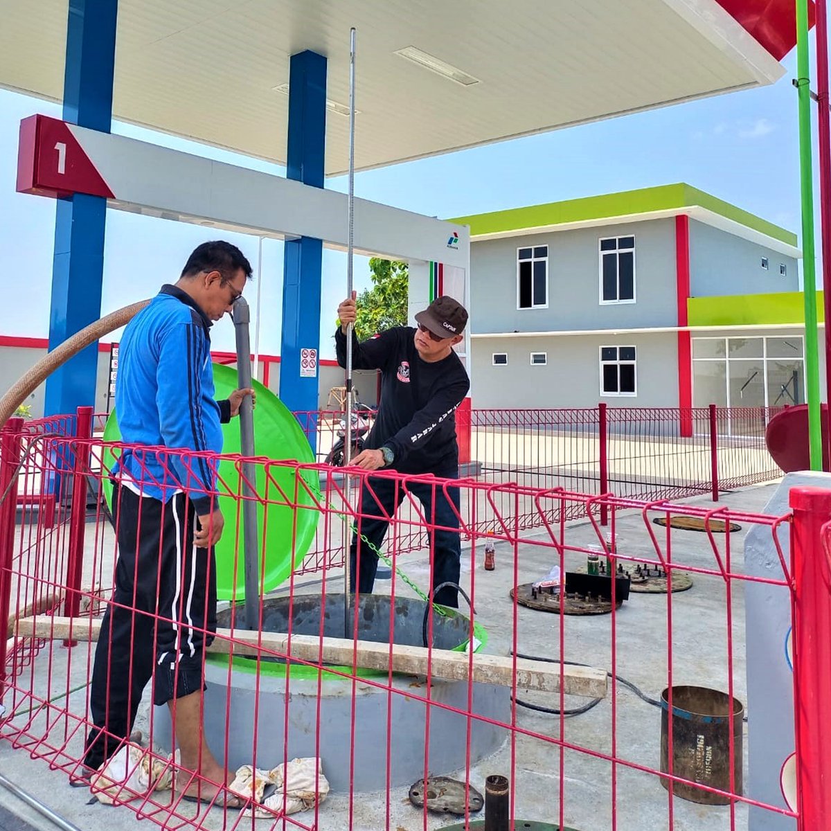 indagjabar's tweet photo. TUTSIDA? APAAN TUH?
Walau panas menyerang, Tim UPTD BPSMB Air Minum Dalam Kemasan Cirebon melaksanakan kalibrasi Tangki Ukur Silinder Datar (TUTSIDA) untuk BBM milik SPBU di wilayah Kabupaten Indramayu.
Semangat terus ya dulur-dulur #mindag 💪🏻
#jawabarat #disperindagjabar https://t.co/TeXLqbq43K