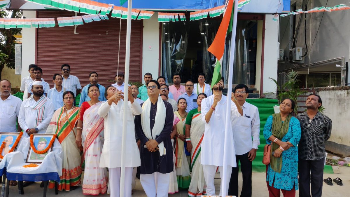 AmitKSaha_BJP's tweet photo. ত্রিপুরা প্রদেশ তৃণমূল কংগ্রেসের উদ্যোগে আগরতলা চিত্তরঞ্জন রোড তৃণমূল ভবনে যথাযোগ্য মর্যাদায় পালন করা হয় ৭৬তম স্বাধীনতা দিবস।
#AITCTripura
#MyIdeaForIndiaAt75 https://t.co/0M5npwBdIS