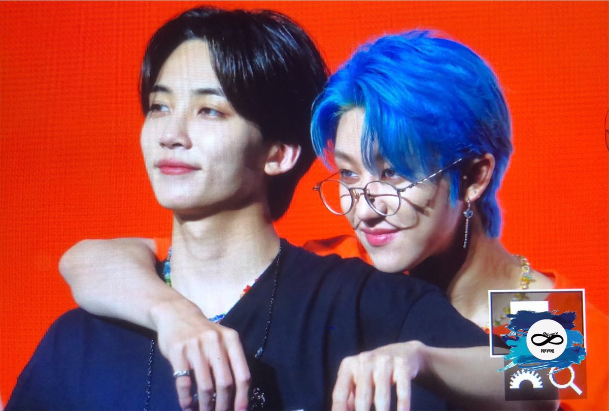 haotonin's tweet photo. we got some cute jeonghao tonight 🖤💙 https://t.co/tOG0HuXYLP