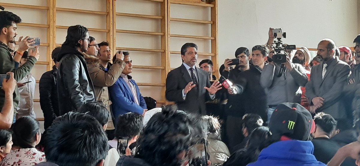 saieal_naik's tweet photo. Attention from Indian Media towards matter of 20,000 Ukraine returned Indian medical students who's future is at stake. Request to consider our matter.
@ABPNews @aajtak @ANI @ZeeNews @republic @ndtv
@IndiainUkraine @MEAIndia 
#studentsindark #indianembassyinkiev https://t.co/jhjqgK2pIJ