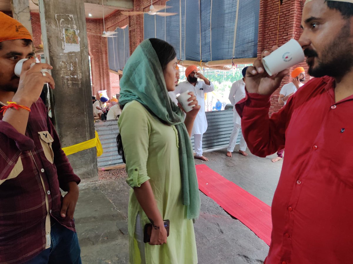 Chai_Point's tweet photo. We, at Chai Point are humbled to be part of Amritsar's Chai ritual and what could be a better way than to take city's blessings 🙏🏼

We are grateful to be part of the holy service of Chai Langar at the majestic #goldentemple  on 15th August 🇮🇳

#langar #amritsargoldentemple #iroc https://t.co/3NsOCi0IJ9