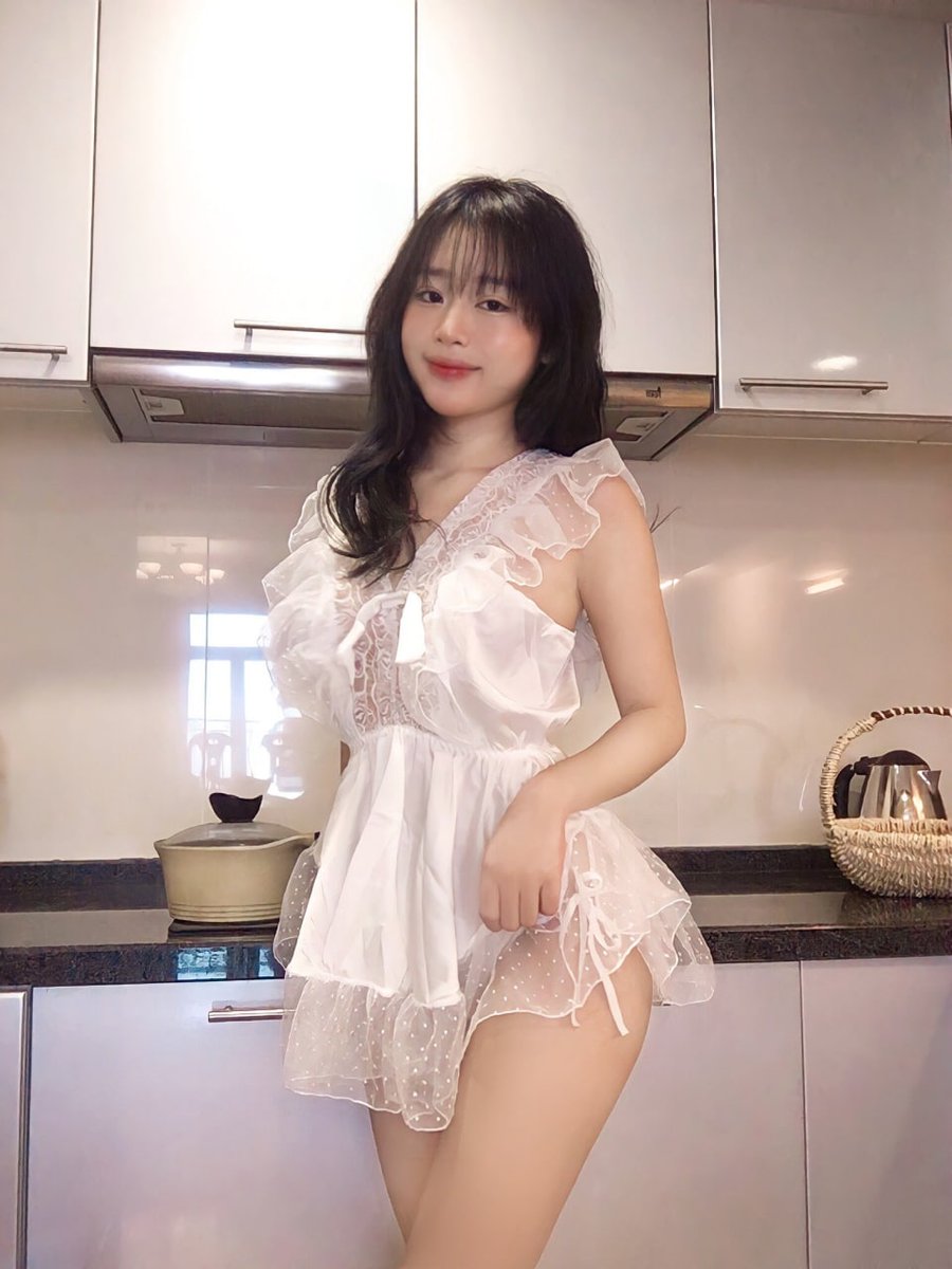 TYanlian's tweet photo. Ốm một mình, đau cũng một mình. Em không thương em thì ai thương em đây? https://t.co/IB7SUZuK2q