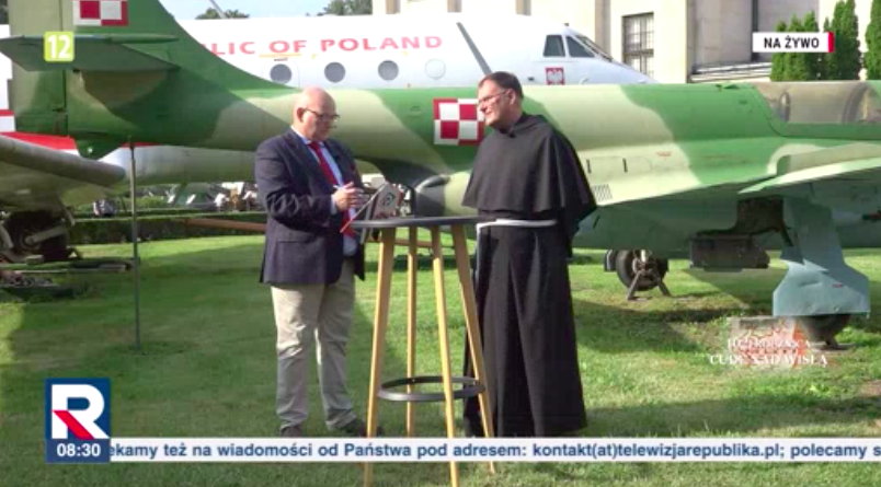 RepublikaTV's tweet photo. #CudNadWisłą | ks. prof. Grzegorz #Bartosik (@UKSW_Warszawa):
Obrona niepodległości była związana z obroną tożsamości katolickiej. Kult Matki Boskiej nas wyróżniał. Bogurodzica funkcjonowała jako hymn narodowy.
#włączprawdę #TVRepublika https://t.co/ppz2oA9H5Z