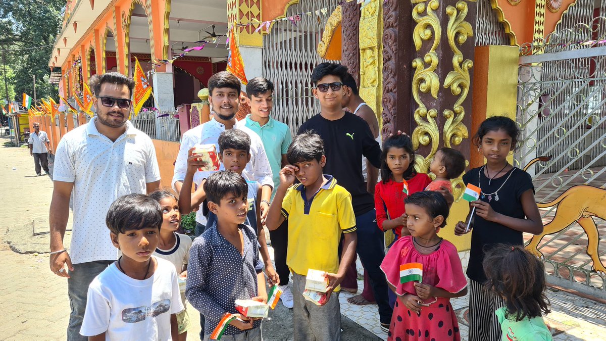 kaushik_nsui's tweet photo. Today I along with activist of Sonitpur District &amp; Tezpur Assembly NSUI distributed National Flag &amp; Food Package to Childrens, Students1 &amp; to needy ppl in different places of Tezpur on 75th INDEPENDENCE Day.
@BhupenKBorah
@DsaikiaOfficial
#Indianflag
#IndiaAt75
#IndependenceDay https://t.co/6qHZheZxOs