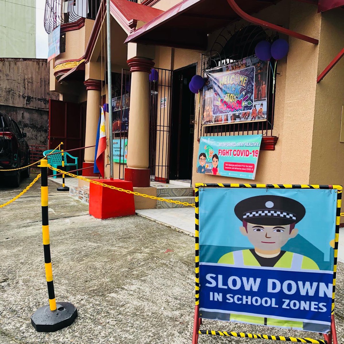 KentRidgeSchool's tweet photo. #KRSintheZONE 🚸⛑🦺🚏🚦
#backtoschool2022 #SchoolZone
#WaitingArea #PickUpArea #DropoffArea https://t.co/NAFaIRpaj3