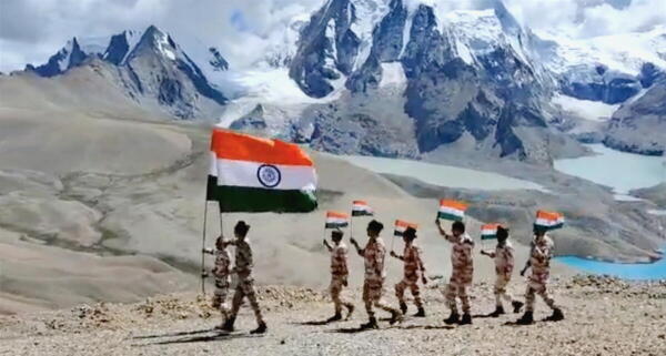 the_hindu's tweet photo. #IndiaAt75 | Indo-Tibetan Border Police (#ITBP) personnel celebrate the 76th #IndependenceDay, near a mountain peak at 18,800 feet in Sikkim.
https://t.co/47eeQlO9PJ
📸: PTI https://t.co/mYoncnrI05