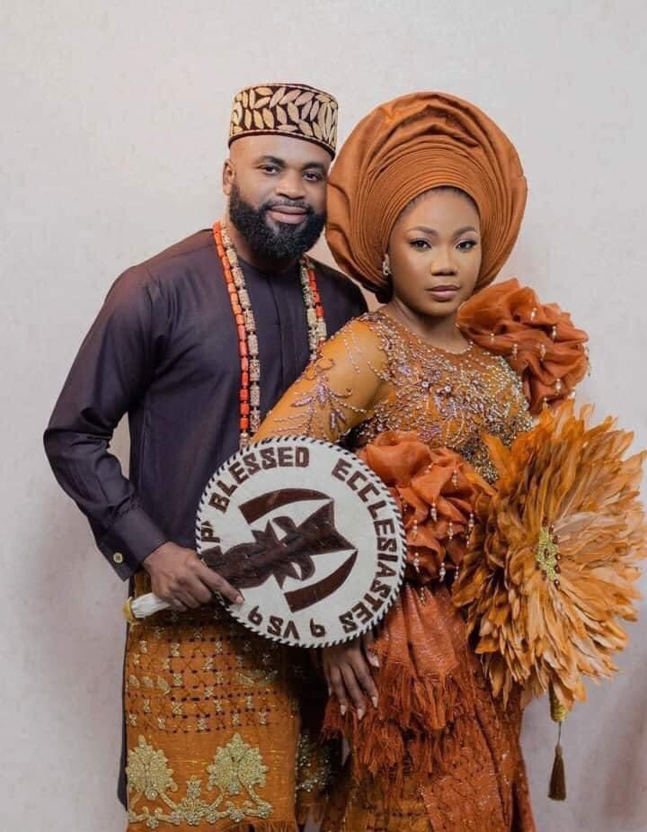 6ixmangram's tweet photo. Dear Ladies you can be properly dressed, fully covered and still capture the best Husband.
Decency pays 👌 #90DayFiance  #BreakingNews Mercy Chinwo | Davido https://t.co/QFPrLVJ396