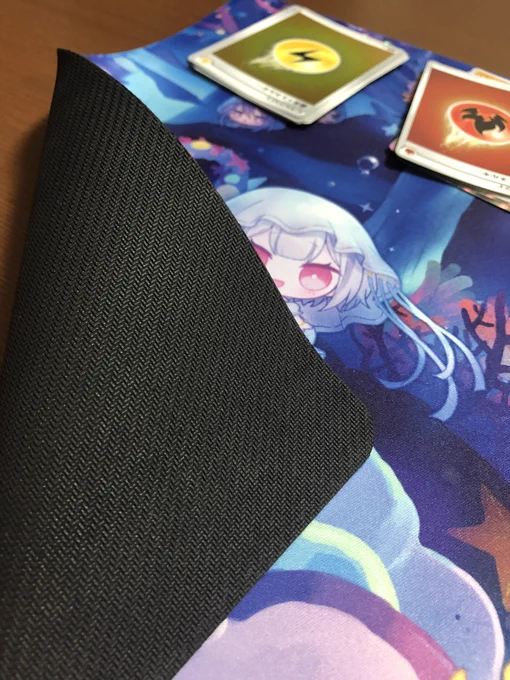 このめちゃ可愛プレイマットは月島ファクトリーさんから頂いたプレイマットですありがとうございます!印刷が綺麗すぎる よしはらイチオシはくらげの子ですえ?マジで印刷綺麗すぎません?全然滑らないしこれからバンバン活躍させますいや…………本当に印刷綺麗すぎるな………(100万回目)  