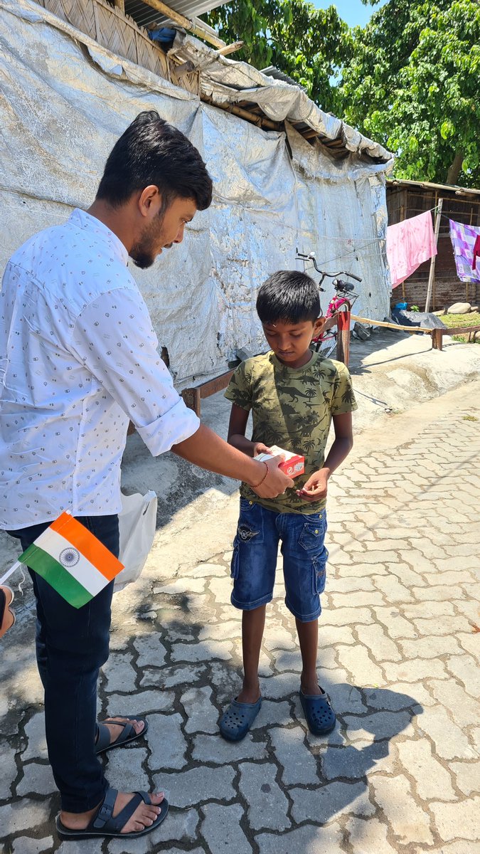 kaushik_nsui's tweet photo. Today I along with activist of Sonitpur District &amp; Tezpur Assembly NSUI distributed National Flag &amp; Food Package to Childrens, Students1 &amp; to needy ppl in different places of Tezpur on 75th INDEPENDENCE Day.
@BhupenKBorah
@DsaikiaOfficial
#Indianflag
#IndiaAt75
#IndependenceDay https://t.co/6qHZheZxOs