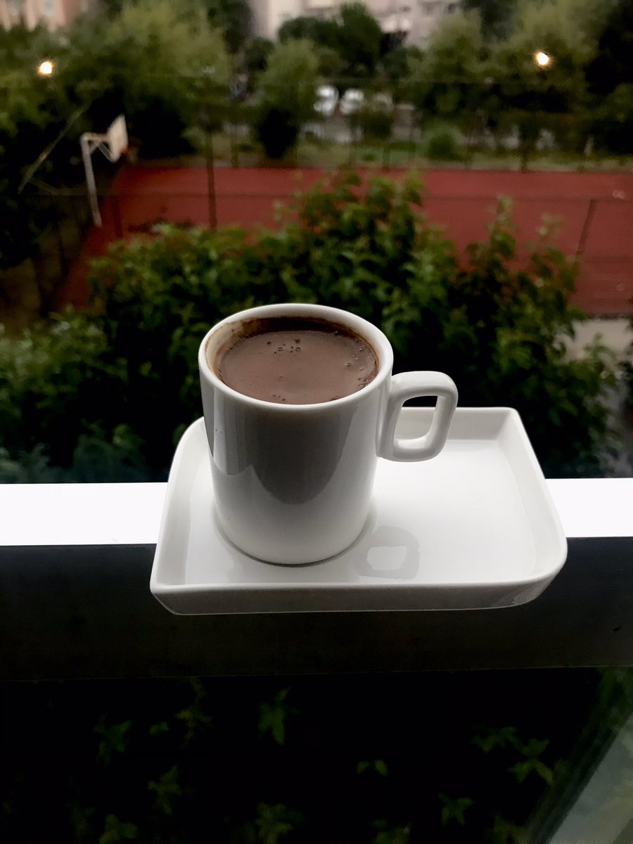 Sabah saatleri
Akşam gibi heryer karanlık 

Bu kez oldu 
 #yağmur
#İstanbul 
#kahve