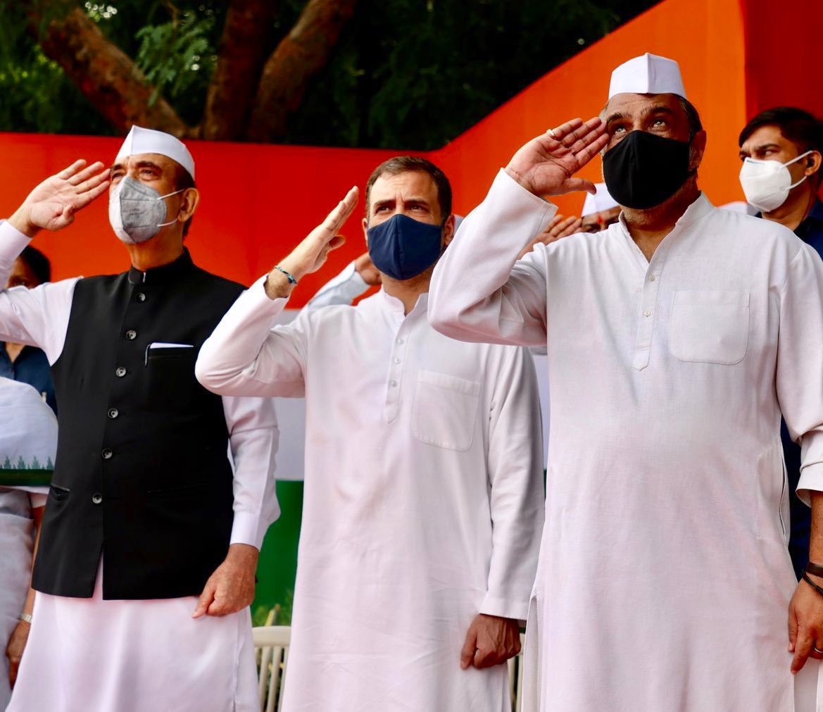 आज़ादी के 75 साल पूरे होने पर आज कांग्रेस मुख्यालय में ध्वजारोहण समारोह में शामिल हुआ, ये एक ऐतिहासिक और यादगार पल है।  

आज हम आज़ादी के 76वें वर्ष में प्रवेश कर रहे हैं, हमें मिलकर एक नई ऊर्जा का संचार कर, देशहित के कार्यों को नई दिशा और गति देनी होगी। 
 
जय हिंद।