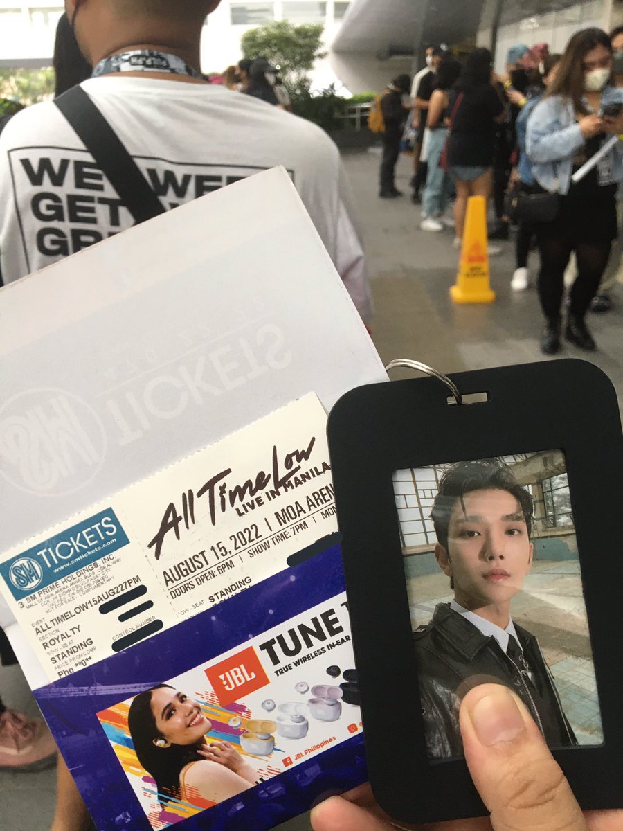 joshyhongs's tweet photo. Fulfilling my childhood band for today! See you later @AllTimeLow! #ATLinManila @pulpliveworld 🖤 https://t.co/smk3WSXyfs