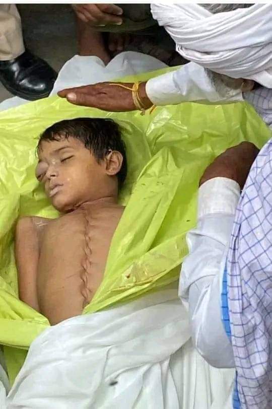राजस्थान के जालौर के सरस्वती विद्यालय में घड़े से पानी पीने से आक्रोषित हेडमास्टर के निर्मम पिटाई से छात्र की हुई मौत।
हिंदू के ठेकेदार जवाब दो, क्या दलित हिंदू नहीं हैं? धर्म और जाति के ठेकदारों शर्म करो।